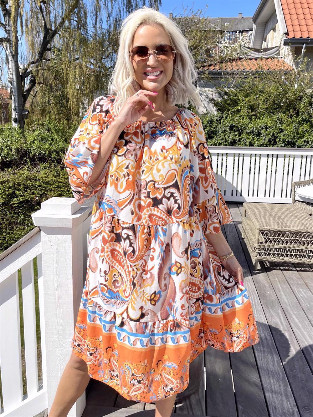 Mille - Feminin mönstrad klänning